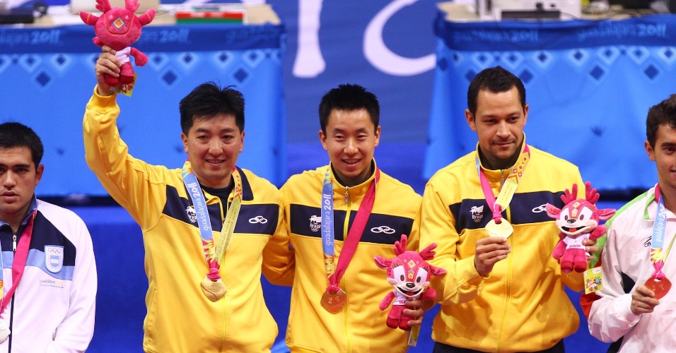 Hugo Hoyama, Gustavo Tsuboi e Thiago Monteiro recebem a medalha de ouro no tênis de mesa por equipes em Guadalajara
