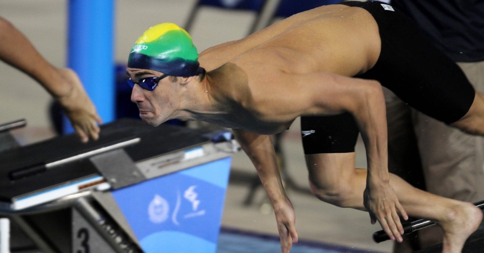 Leonardo de Deus no momento da largada dos 200 m borboleta. O nadador brasileiro avançou e estará na briga por medalha na noite desta segunda-feira (17/10/2011)