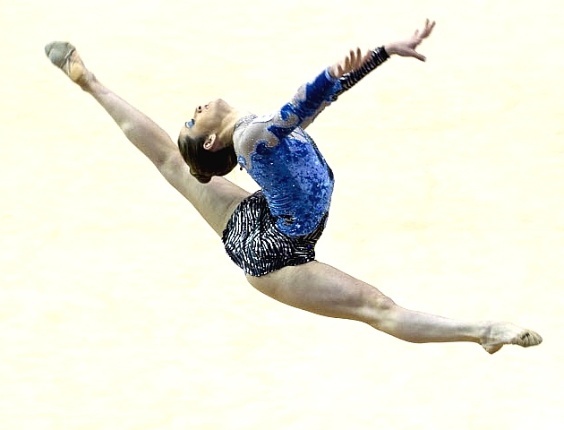 Natalia Gaudio salta durante sua performance na prova com o arco, pela ginástica artística no Pan; ela foi 6ª colocada (17/10/2011)