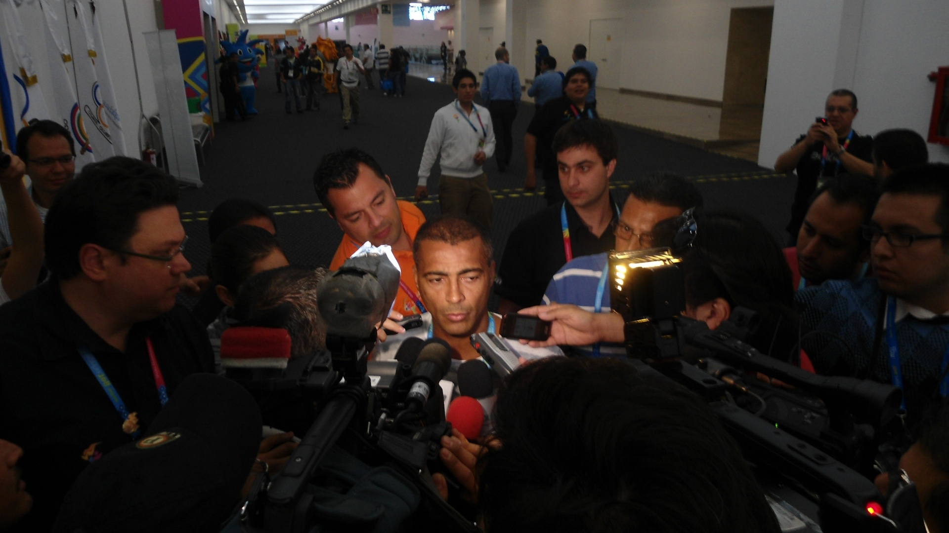 Romário causou uma muvuca ao chegar no centro de imprensa do Pan nesta segunda-feira (17/10/2011)