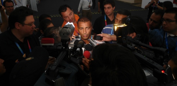Romário causa alvoroço sempre que circula pelos corredores do centro de imprensa