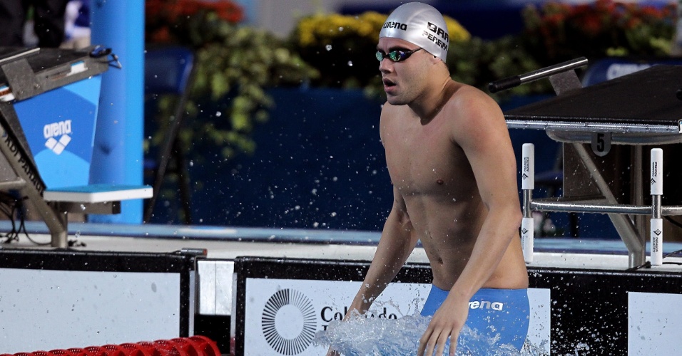 Thiago Pereira pula na água para a disputa da prova dos 100 m costas. O brasileiro se classificou para a final e vai em busca do seu 3º ouro no México (17/10/2011)