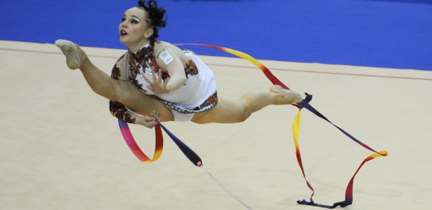 Brasileira Angélica Kvieczynski faz apresentação com as fitas na ginástica rítmica do Pan de 2011 - Luiz Pires/VIPCOMM