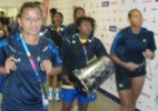 Meninas do Pan copiam figurões do futebol com samba, fones de ouvido e brincões