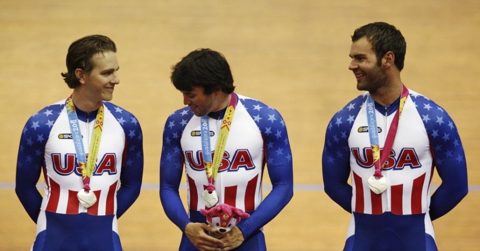 Ciclista americano dá olhada indiscreta para o companheiro após receberem a medalha de prata (18/10/2011)