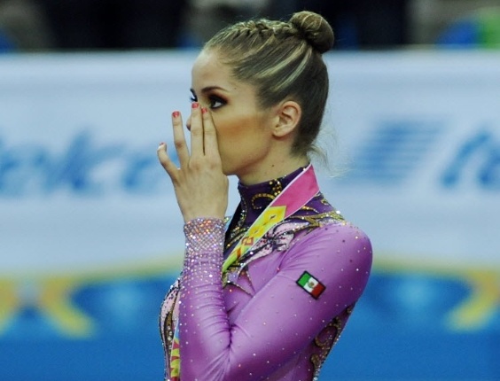 Cynthia Valdez, do México, chora após receber a medalha de ouro na ginástica rítmica (18/10/2011)