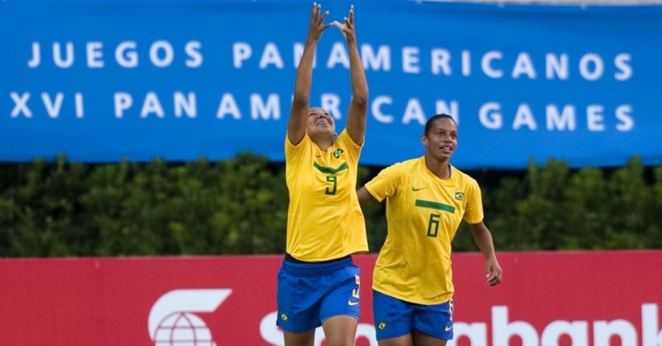 Daniele comemora com Rosana o primeiro gol do Brasil contra a Argentina, na estreia da seleção feminina no Pan de Guadalajara (18/10/2011)