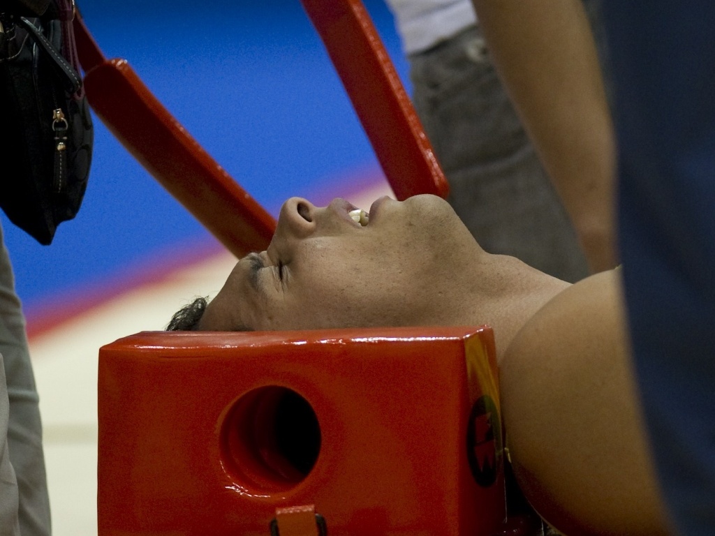 Ginasta Carlos Pala é atendido após sofrer acidente em prova decisiva do trampolim (18/10/2011)