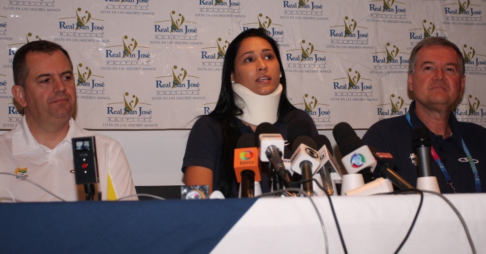 Jaqueline falou com a imprensa nesta terça-feira em Guadalajara (18/10/2011)