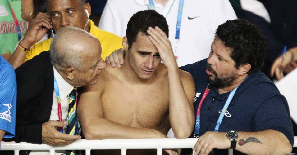Leonardo de Deus lamenta desclassificação na final dos 200 m borboleta, antes de saber que havia recuperado a medalha de ouro (17/10/2011)