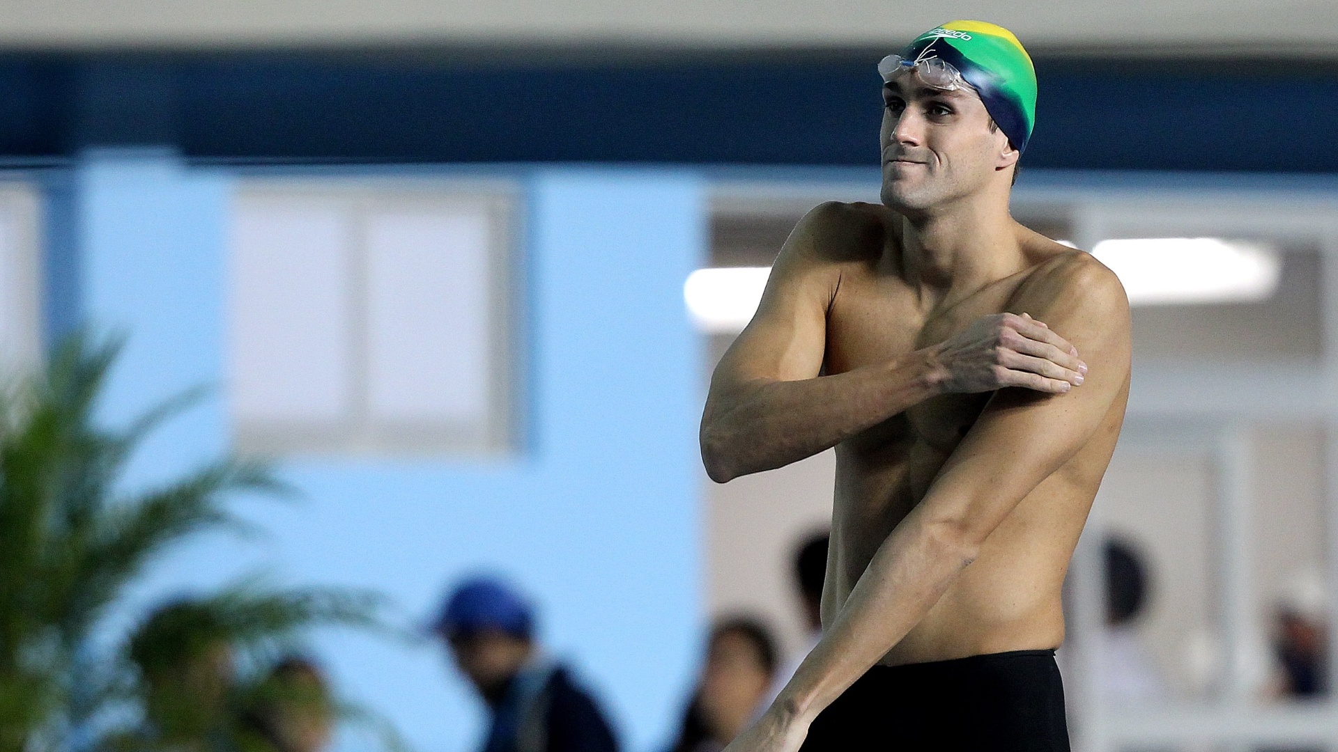 O brasileiro André Schultz se aquece antes da disputa das eliminatórias dos 200 m livre (18/10/2011)