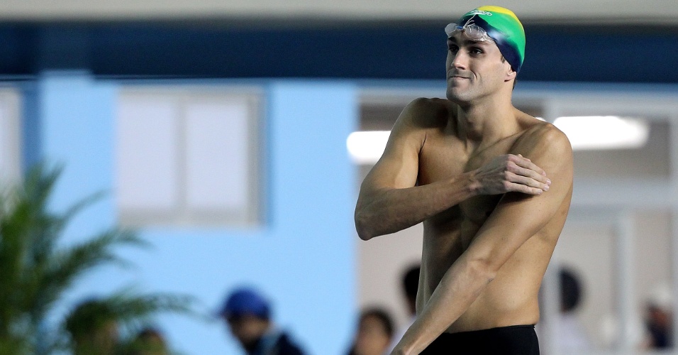 O brasileiro André Schultz se aquece antes da disputa das eliminatórias dos 200 m livre (18/10/2011)
