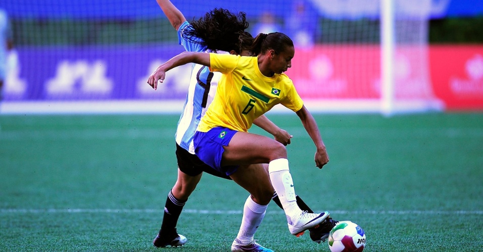 Rosana disputa bola com jogadora argentina na estreia da seleção brasileira feminina de futebol no Pan (1810/2011)