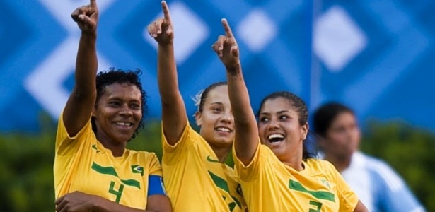 Tania Maranhão (e), Thais Guedes (c), e Maurine comemoram gol do Brasil contra a Argentina, na estreia do Pan-2011