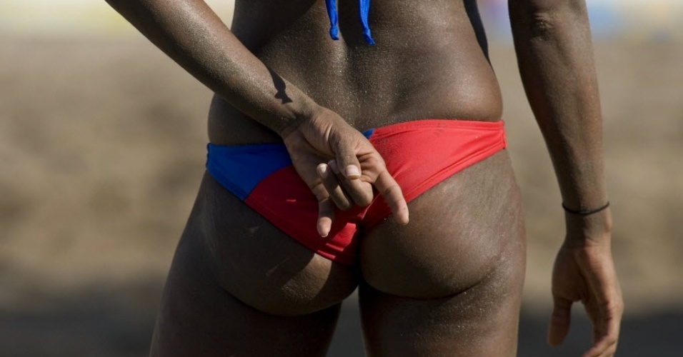 Yamileska Yantin, de Porto Rico, sinaliza para sua companheira do vôlei de praia em jogo contra argentinas (18/10/2011)