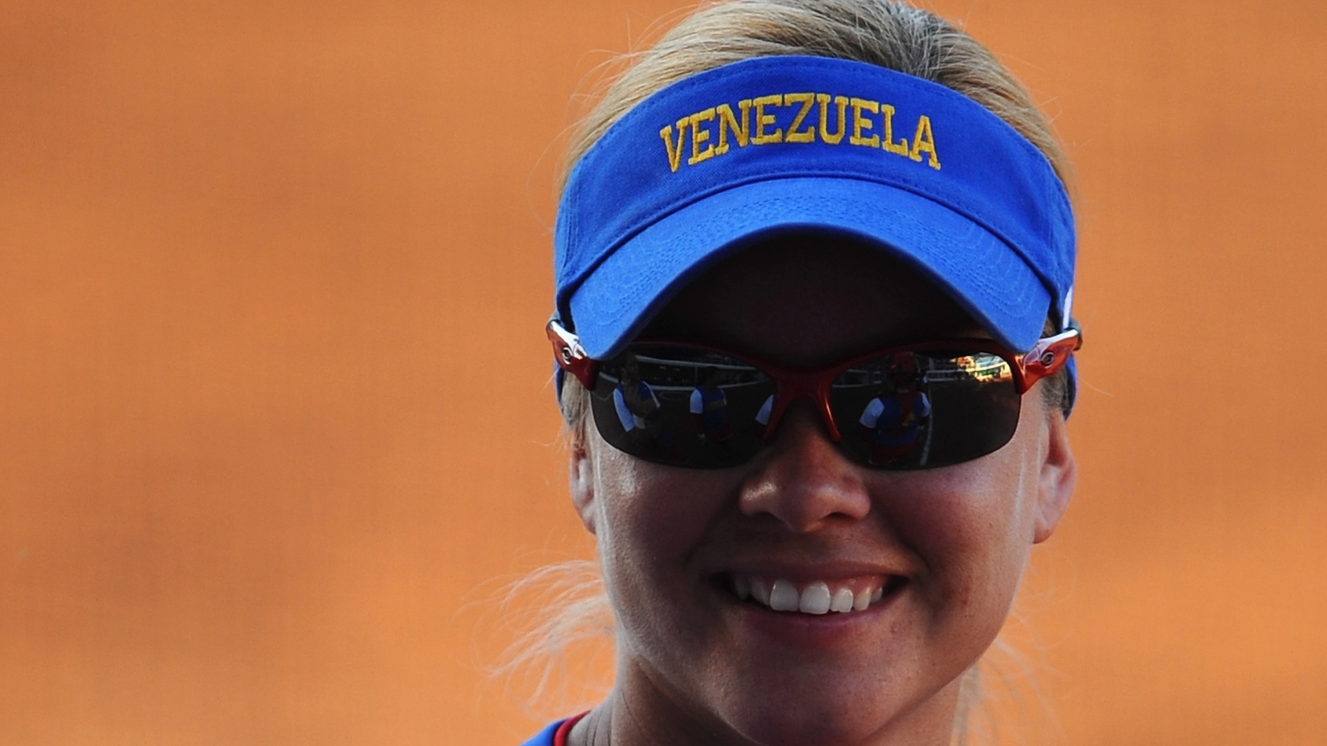 A venezuelana Yuruby Alicart , atleta de softbol, sorri durante disputa no Pan