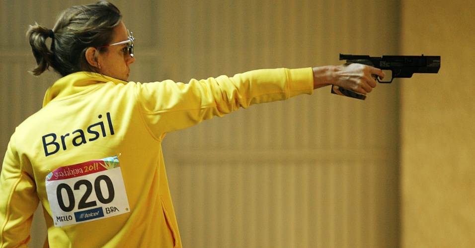 Ana Luiza Ferrão atira para conquistar a medalha de ouro na pistola 25 m pelos Jogos Pan-Americanos de Guadalajara (19/10/2011)