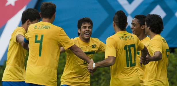 Brasileiros fazem roda e comemoram o gol de Henrique contra a Argentina no México