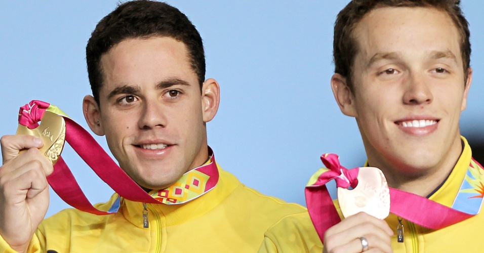 Thiago Pereira e Henrique Rodrigues exibem o ouro e o bronze, conquistados na prova dos 200 m medley em Guadalajara (19/10/2011)