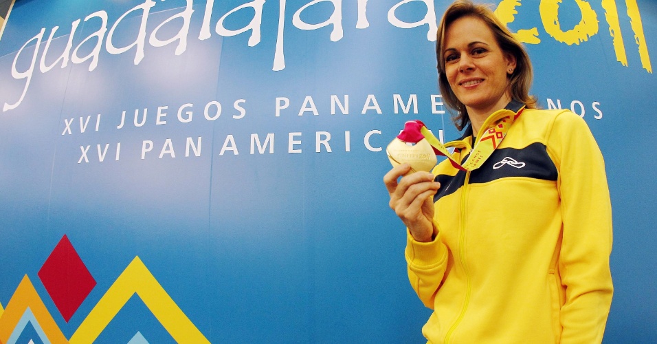Ana Luiza Ferrão recebe sua medalha de ouro em cerimônia de premiação um dia após vencer na pistola 25 m do tiro (20/10/2011)