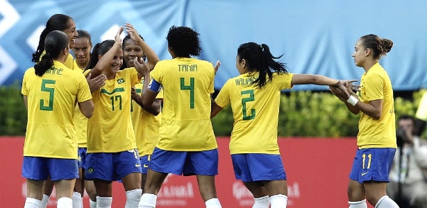 Brasileiras fazem dancinha para comemorar o gol de Débora (17), aniversariante do dia