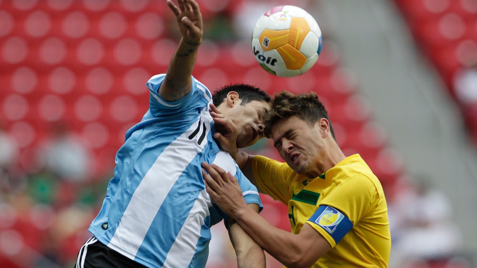 Jogadores de Brasil e Argentina disputam bola em jogo pelo Pan-Americano (19/10/2011)