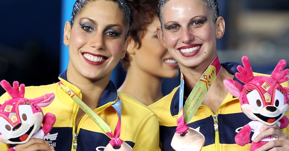 Lara Teixeira e Nayara Figueira mostram o bronze conquistado no dueto do nado sincronizado, nesta quinta-feira