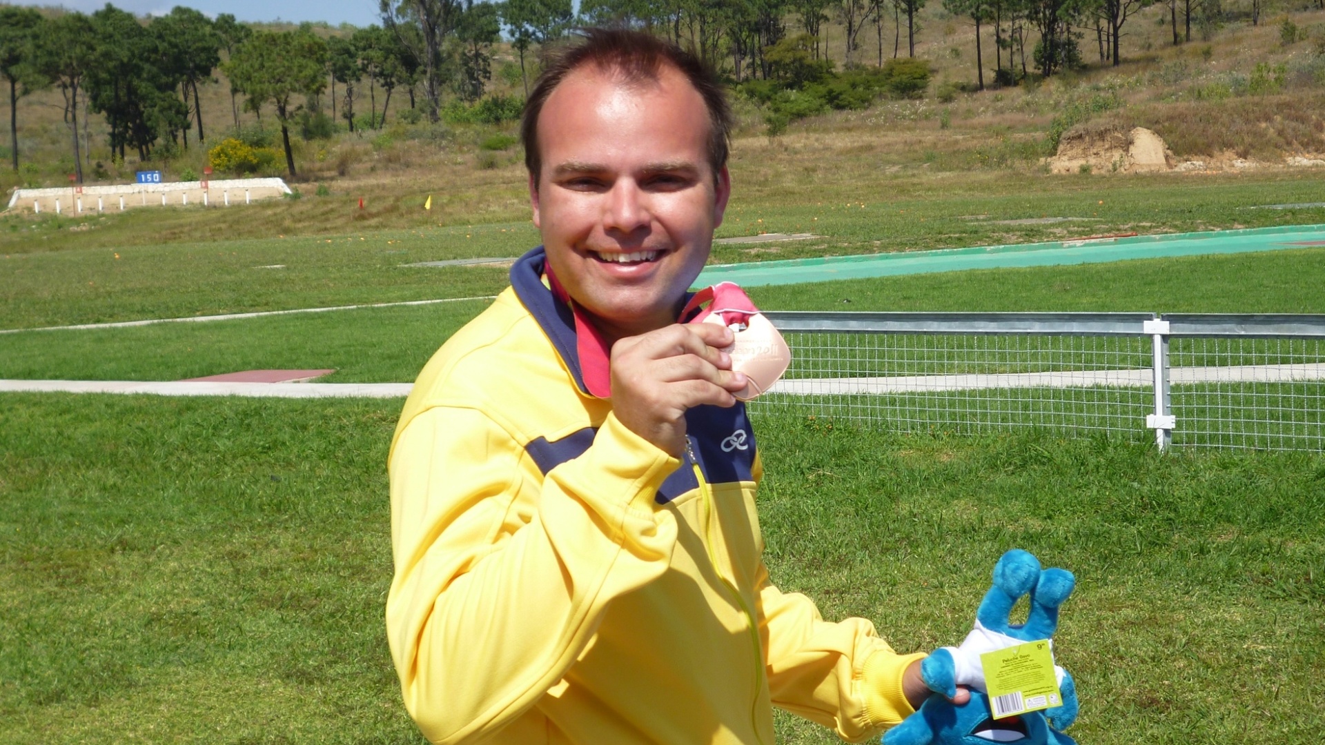 Luiz da Graça exibe a medalha de bronze conquistada na fossa olímpica dupla
