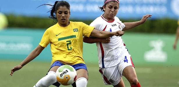 Maurine disputa jogada com costa-riquenha durante o segundo jogo da seleção no Pan