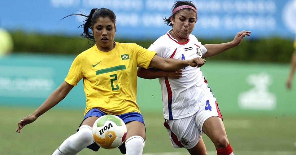 Maurine disputa jogada com costa-riquenha durante a segunda partida da seleção feminina de futebol no Pan-2011 (20/10/2011)