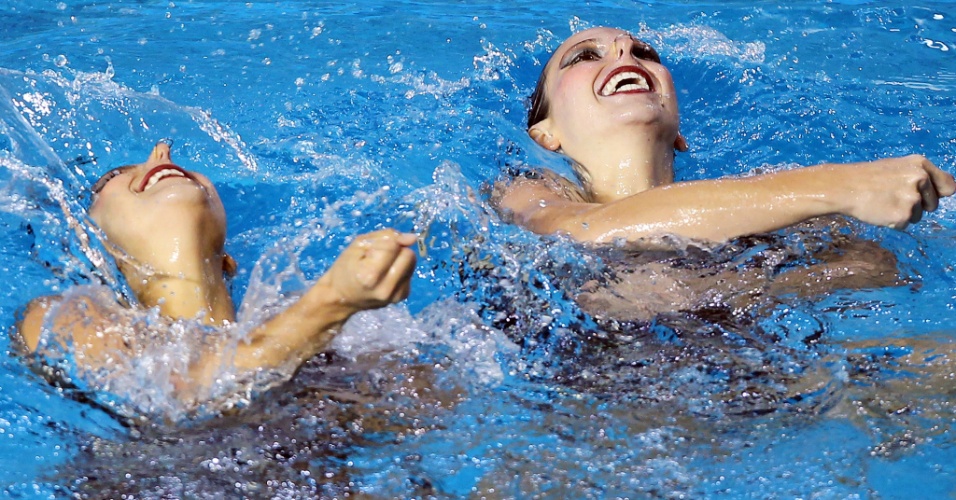 O dueto formado por Lara Teixeira e Nayara Figueira apresenta a rotina livre no nado sincronizado (20/10/2011)