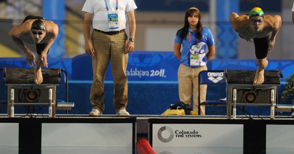 Voluntária acompanha a largada da prova de 200 m borboleta do Pan de Guadalajara
