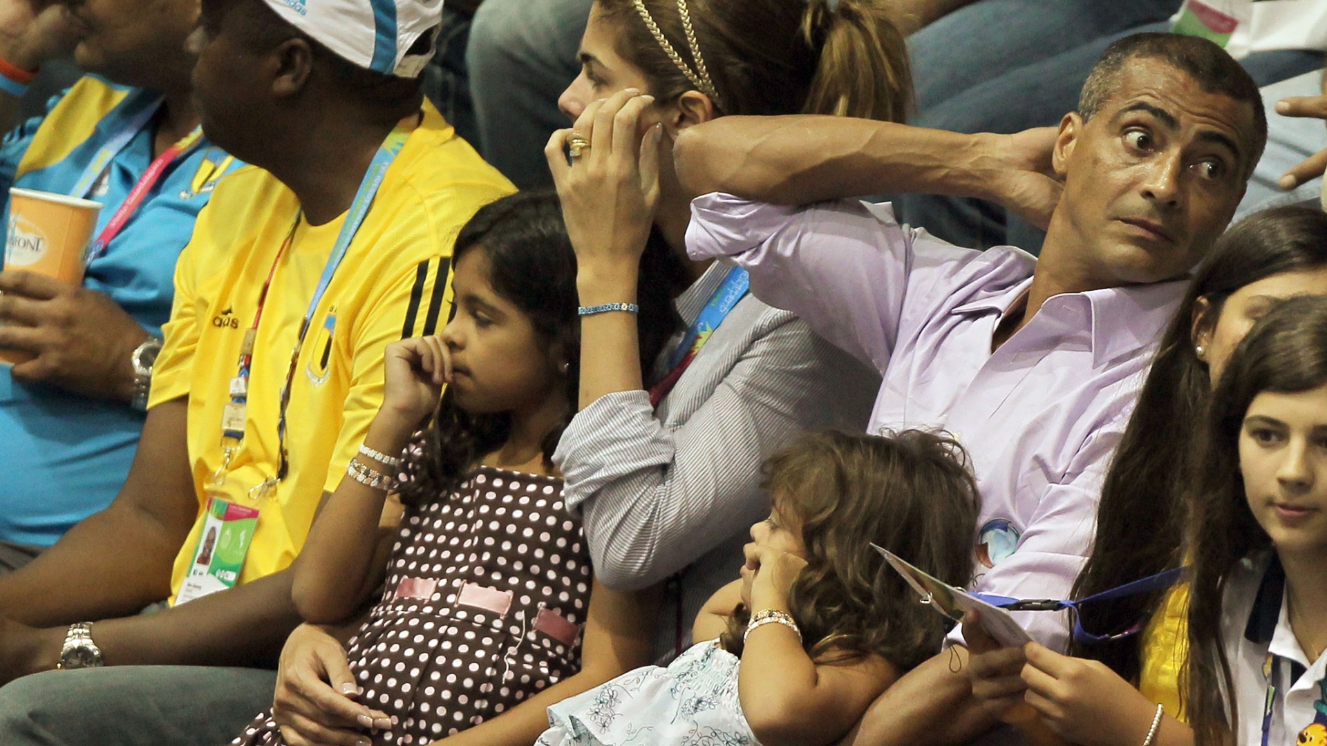 Acompanhado da mulher e das filhas, Romário assiste à final do vôlei feminino do Pan entre Brasil e Cuba (21*10/2011)