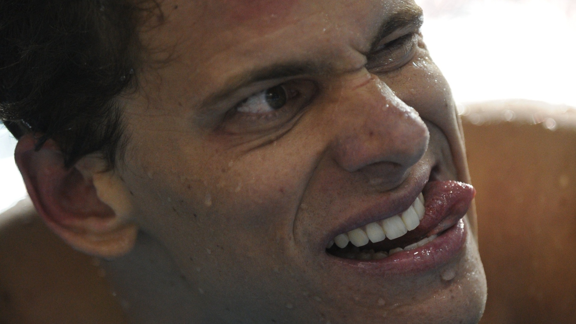 Além do ouro nos 50 m livre, Cesar Cielo também pode comemorar o título de melhor careta da natação (20/10/2011)