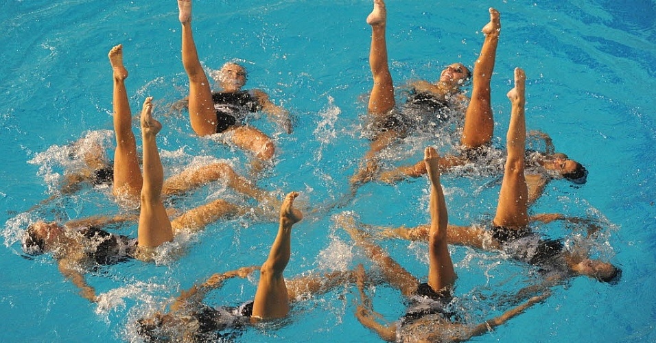 Brasileiras realizam a apresentação da rotina livre, para conquistar o bronze por equipes no nado sincronizado