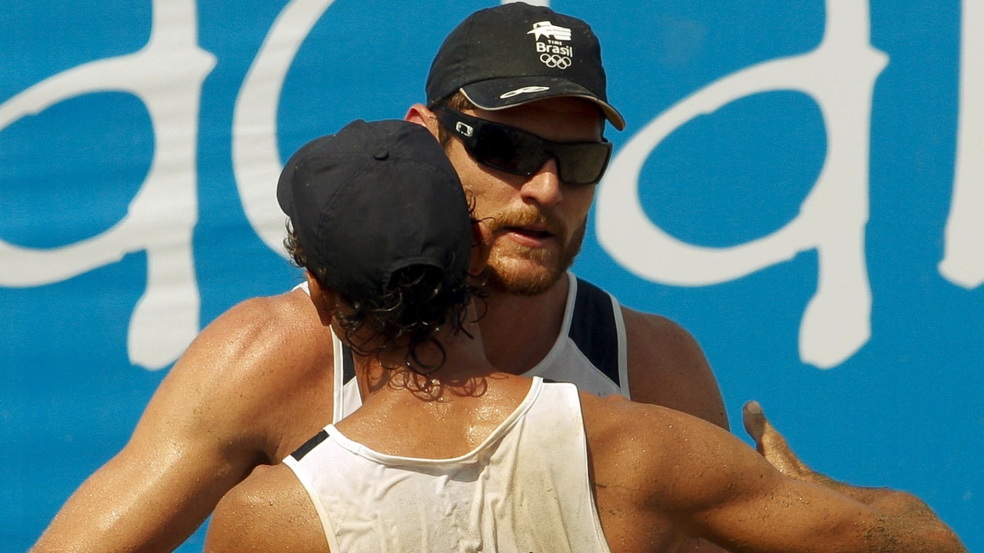 Emanuel abraça Alison na vitória da dupla pela semifinal dos Jogos Pan-Americanos em Guadalajara (21/10/2011)