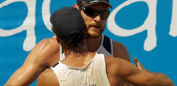 Emanuel abraça Alison na vitória da dupla pela semifinal dos Jogos Pan-Americanos