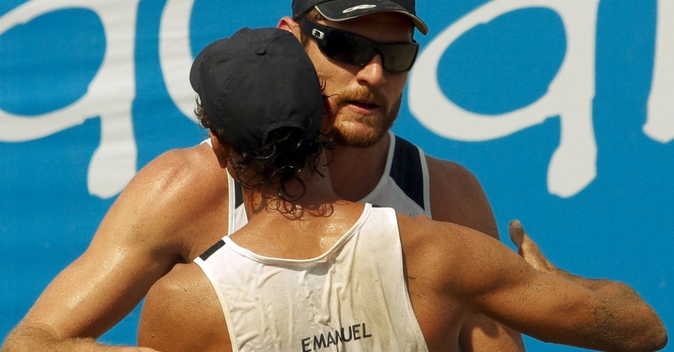 Emanuel abraça Alison na vitória da dupla pela semifinal dos Jogos Pan-Americanos em Guadalajara (21/10/2011)