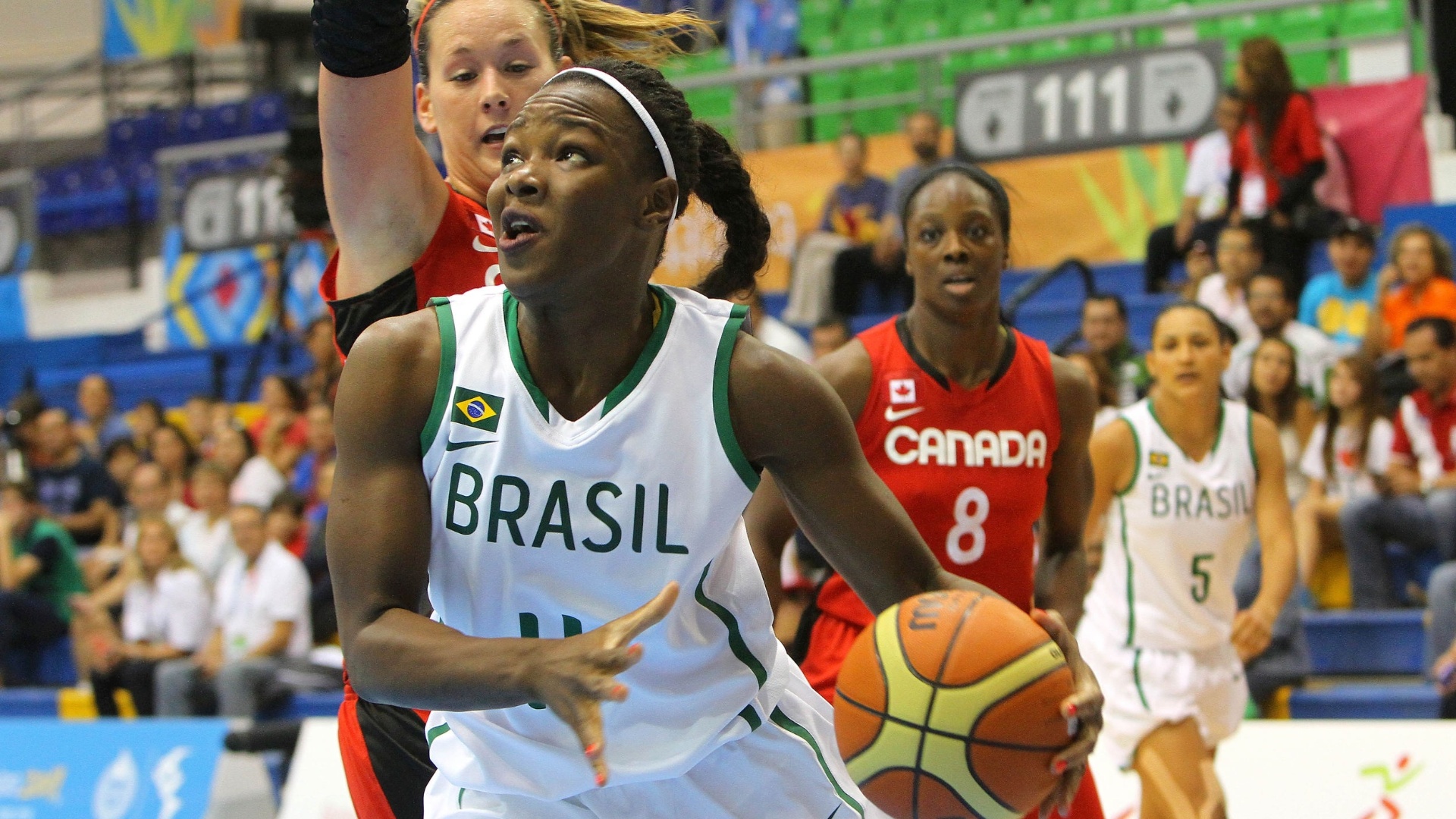 Gilmara controla a bola na partida entre Brasil e Canadá pela abertura do basquete feminino no Pan (21/10/2011)