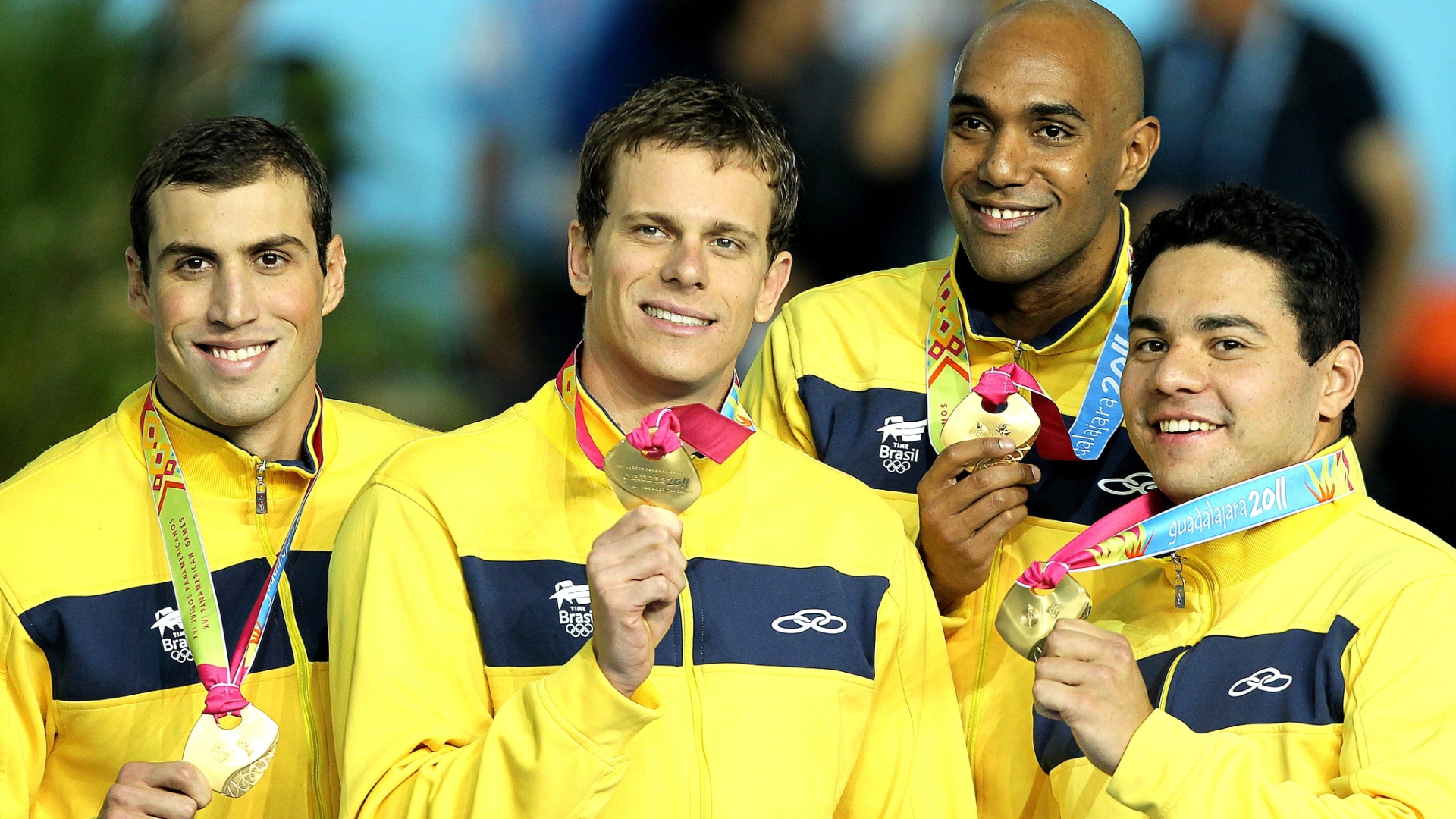 Guilherme Guido, Cesar, Cielo, Gabriel Mangabeira e Felipe França mostram o ouro do revezamento 4x100m medley, fechando as provas nas piscinas com mais um título do Brasil, o quarto em quatro provas de Cielo (21/10/2011)