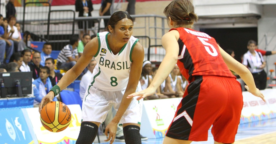 Iziane controla a bola contra a marcação da canadense Isidora Purkovic na estreia da seleção brasileira feminina de basquete no Pan (21/10/2011)