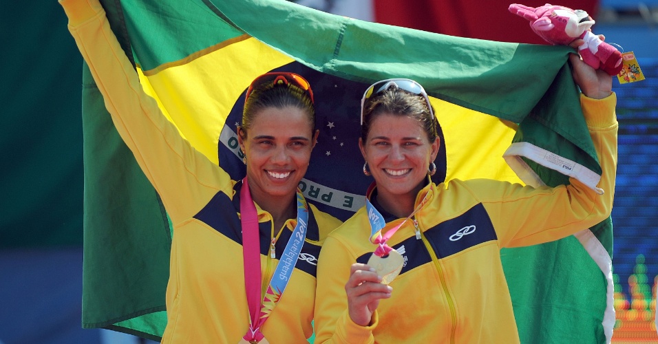 Juliana e Larissa comemoram com bandeira brasileira na cerimônia de entrega da medalha de ouro do Pan (21/10/2011)