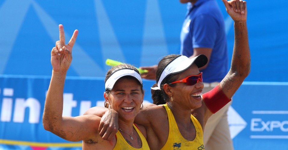 Larissa e Juliana comemoram a conquista da medalha de ouro no vôlei de praia depois de jogo duro contra dupla mexicana