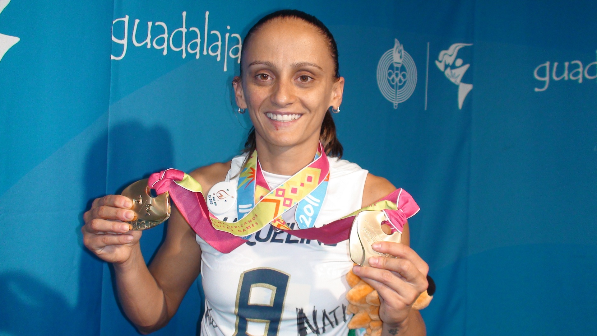 Líbero Fabi mostra orgulhosa a medalha de ouro obtida no Pan (21/10/2011)