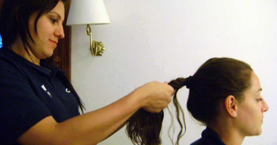 Mayara faz tranças no cabelo de Duda antes da partida do Brasil