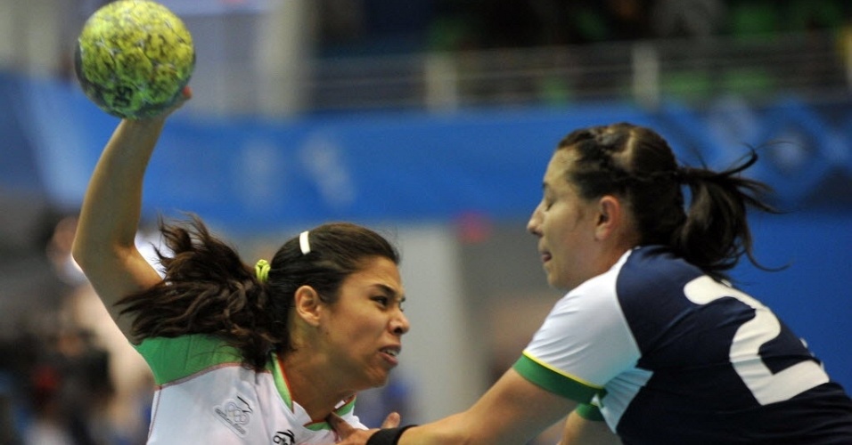 Mayara tenta conter o ímpeto da rival mexicana na semifinal do Pan (21/10/2011) 