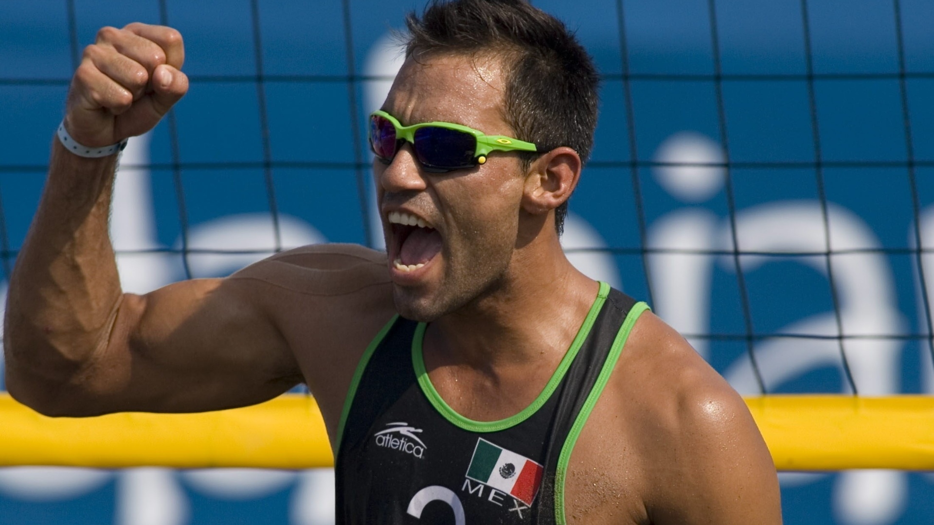 Mexicano Juan Virgen a vitória de sua dupla no vôlei de praia em Guadalajara