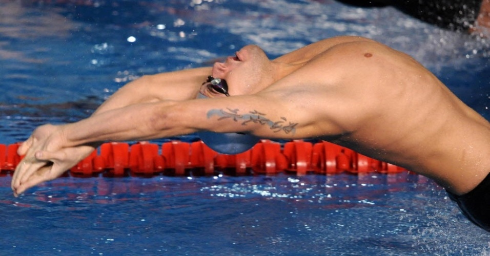 Thiago Pereira exibe tatuagem durante a disputa dos 200 m costas em Guadalajara (21/10/2011)