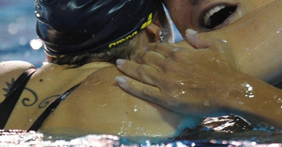 Argentina Georgina Bardach exibe delicada tatuagem nas costas ao abraçar Joanna Maranhão, também conhecida pelas figuras gravadas na pele