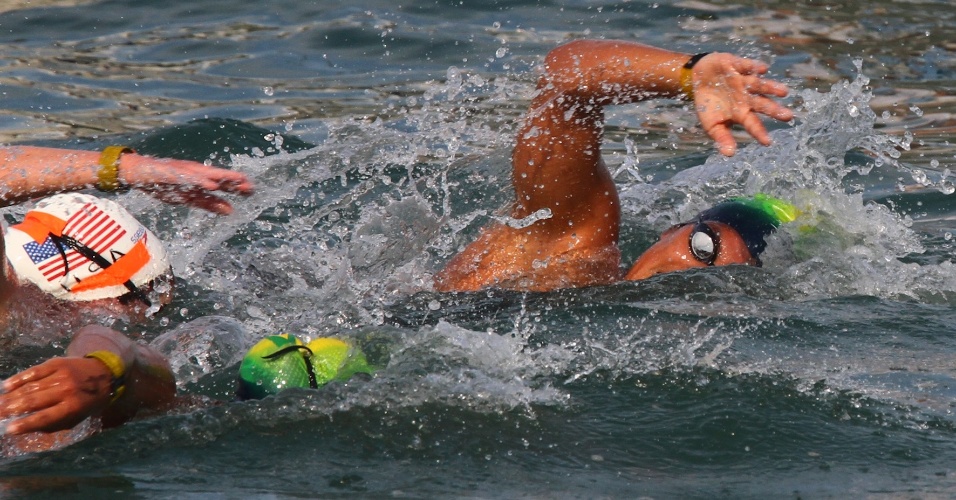 As brasileiras Poliana Okimoto (dir) e Ana Marcela Cunha representaram o Brasil na maratona aquática em Guadalajara (22/10/2011)